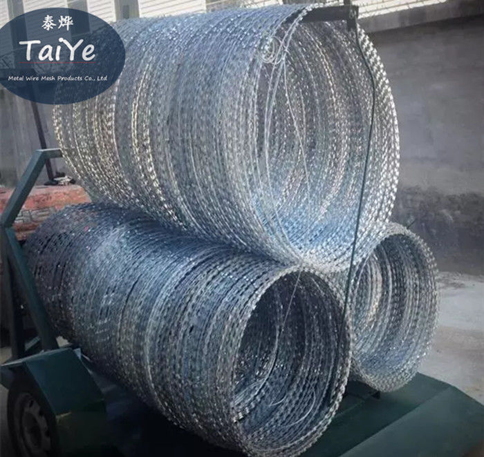 การจราจรความปลอดภัยมือถือ Barrier Concertina BTO22 ประเภทลวด 1.5 ถึง 1.7 M รั้ว